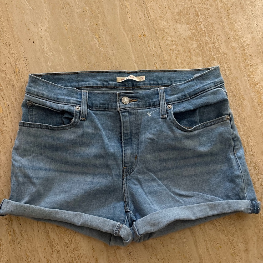 NWOT Women's Levi’s mud lenght Blue Denim Shorts